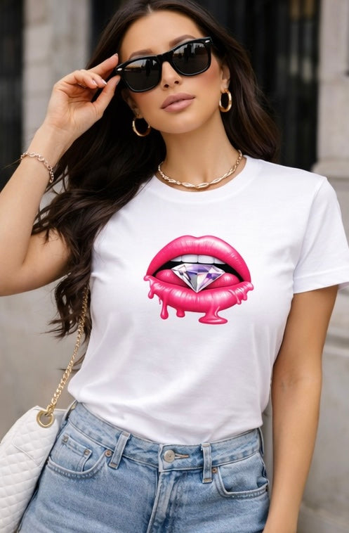 Damen T-Shirt „LUX LIPS“ – Glossy Lips Diamond Print, Streetwear Shirt