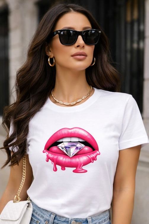 Damen T-Shirt „LUX LIPS“ – Glossy Lips Diamond Print, Streetwear Shirt