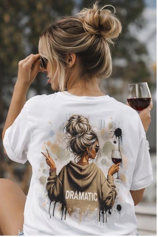 Damen T-Shirt „DRAMATIC“ – Stylischer Wine Girl Print