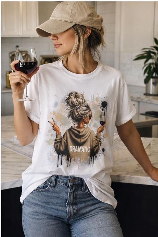 Damen T-Shirt „DRAMATIC“ – Stylischer Wine Girl Print